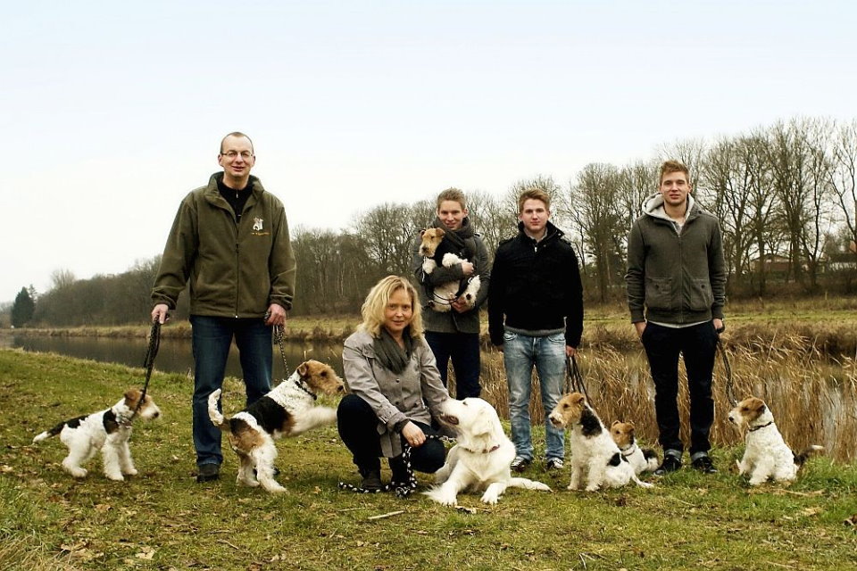 Familie Brügmann beim Familienfoto mit Zuchthunden